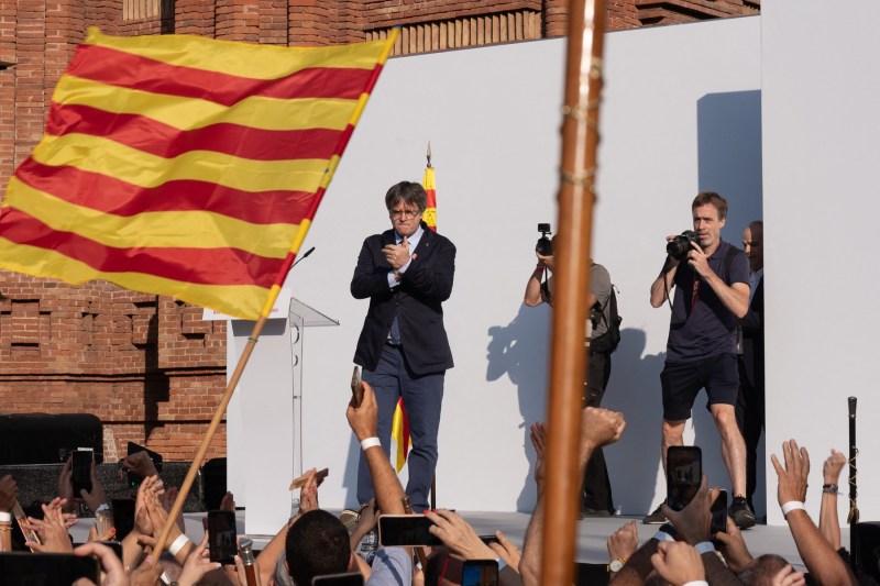 VIDEO Stupoare la Barcelona: Carles Puigdemont s-a întors după 7 ani să anunțe reînvierea mișcării de independență și apoi s-a făcut nevăzut