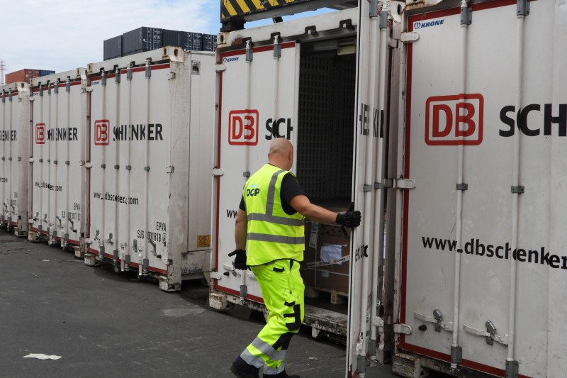 Mii de locuri de muncă amenințate de vânzarea companiei de logistică DB Schenker, prezentă și în România