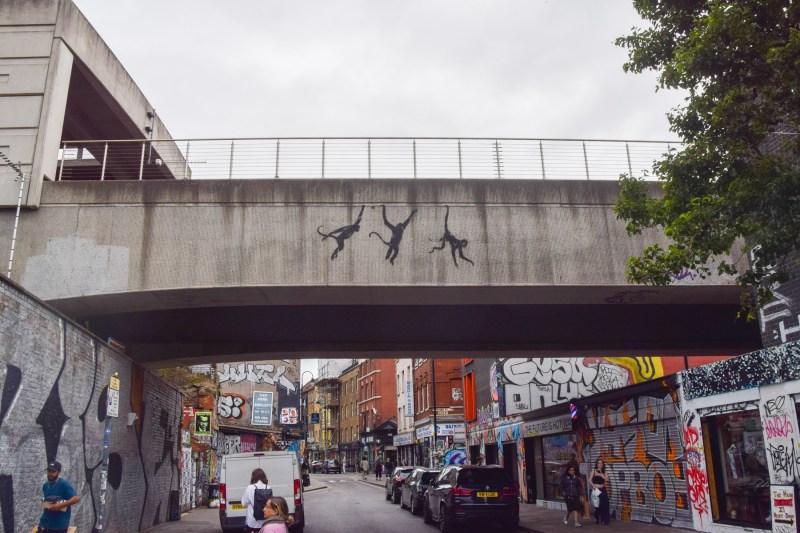 FOTO A patra nouă operă de artă a lui Banksy, furată în Londra, la doar câteva ore după ce a apărut