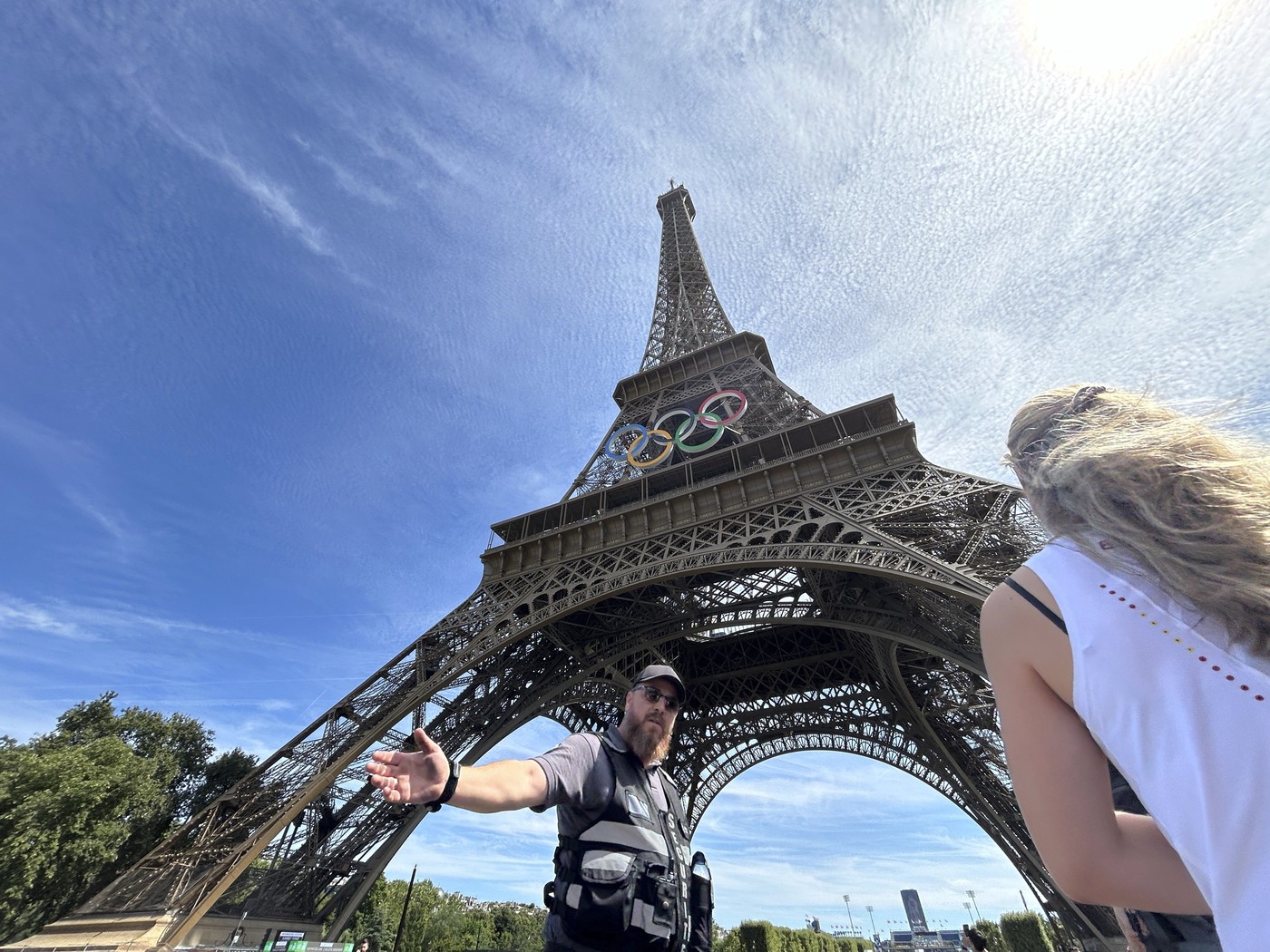 VIDEO Turnul Eiffel, evacuat în ziua închiderii Jocurilor Olimpice de la Paris. Alarma a fost dată din cauza unui cățărător care s-a urcat pe monument