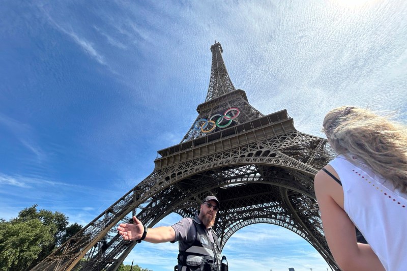 VIDEO Turnul Eiffel, evacuat în ziua închiderii Jocurilor Olimpice de la Paris. Alarma a fost dată din cauza unui cățărător care s-a urcat pe monument