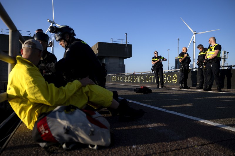 Activisti Extinction Rebellion blocheaza acostarea unui vas de croaziera la Amsterdam / FOTO Hollandse Hoogte / Shutterstock Editorial / Profimedia