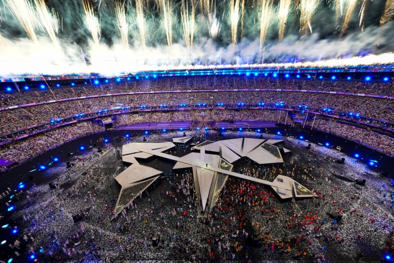 VIDEO Jocurile Olimpice s-au încheiat. Ceremonia de închidere, un spectacol grandios dedicat istoriei JO. Tom Cruise a plecat cu steagul olimpic în stil Mission Impossible