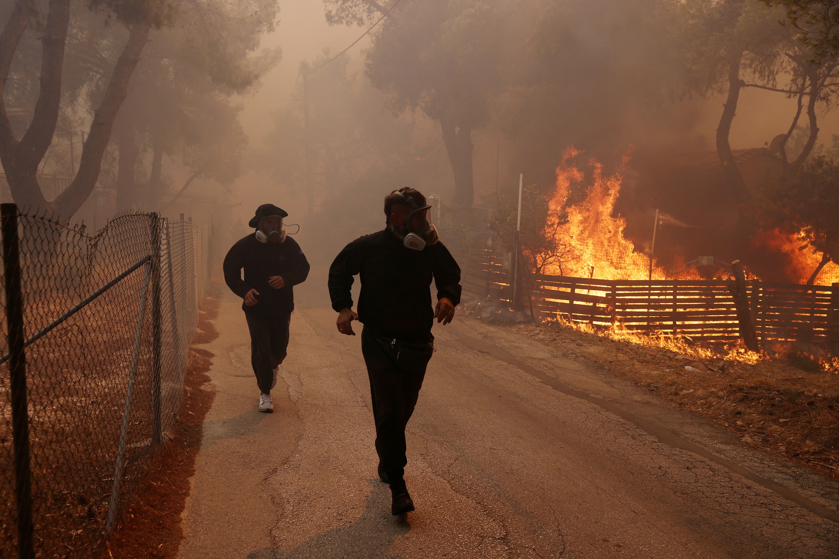 VIDEO „Este foarte greu să respiri”. Incendiul de vegetație de lângă Atena a ajuns la Observatorul Național / A fost activat mecanismul de protecție civilă al UE