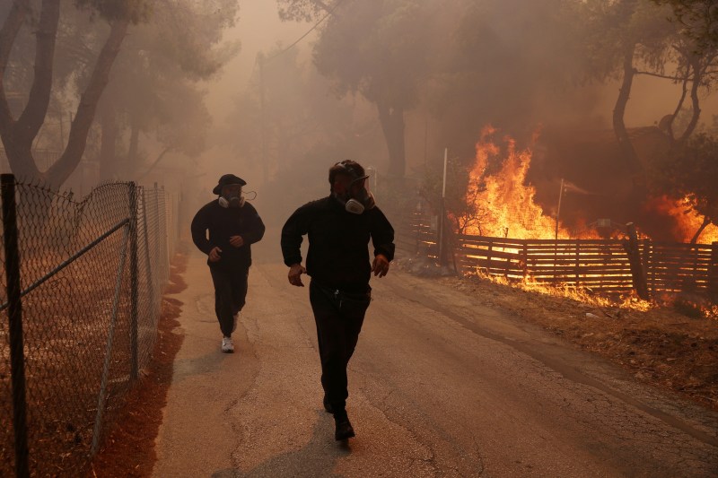 Oameni fugind de flăcări în Nea Penteli lângă Atena / FOTO: COSTAS BALTAS / AFP / Profimedia