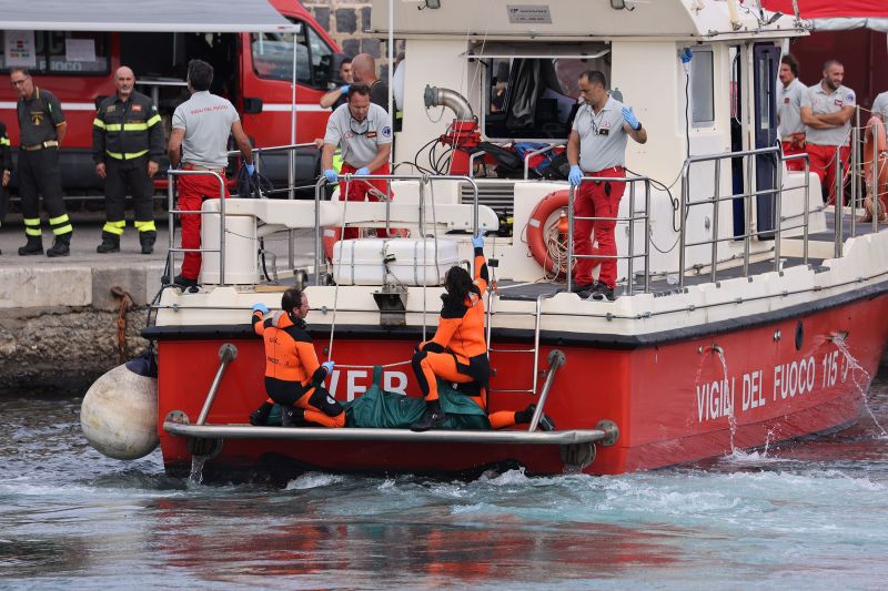 Cadavrele a cinci persoane au fost gasite in epava superiahtului / Continuă căutările unei persoane dispărute / FOTO Alberto Lo Bianco/ipa-agency.net / Shutterstock Editorial / Profimedia