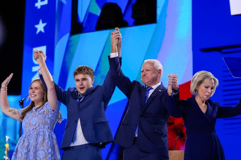 Tim Walz, alături de familia sa, după ce a fost nominalizat oficial drept candidat pentru funcția de vicepreședinte / FOTO Brynn Anderson / AP / Profimedia