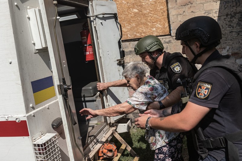 Evacuarea civililor pe direcția Pokrovsk, în timp ce rușii avansează /FOTO: AA/ABACA / Abaca Press / Profimedia