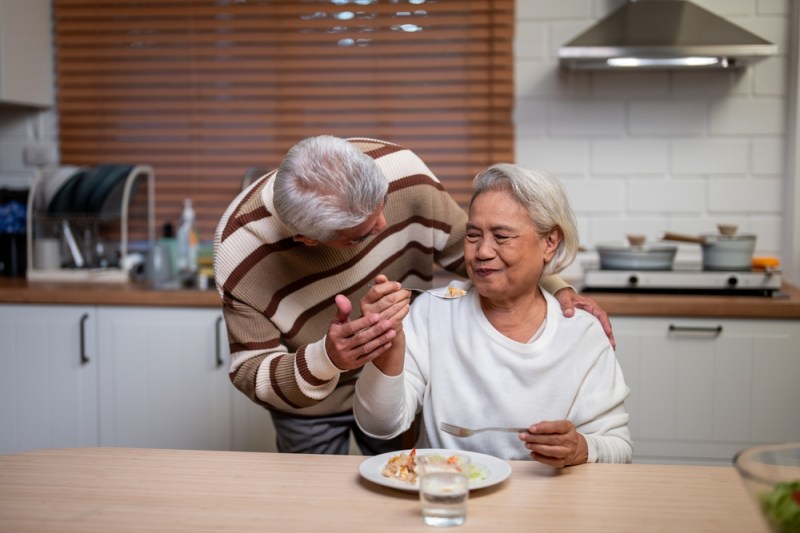 Dacă vrei să arăți și să te simți mai tânăr decât vârsta din buletin, atunci trebuie să fii atent la alimentație și să eviți singurătatea. Foto: Shutterstock