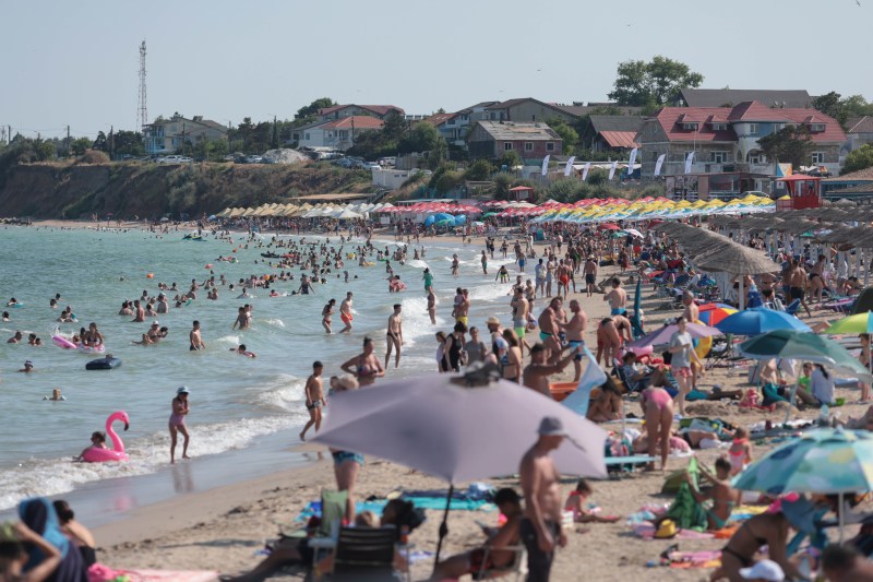 Turiști pe plajă / Foto: Inquam Photos / George Călin