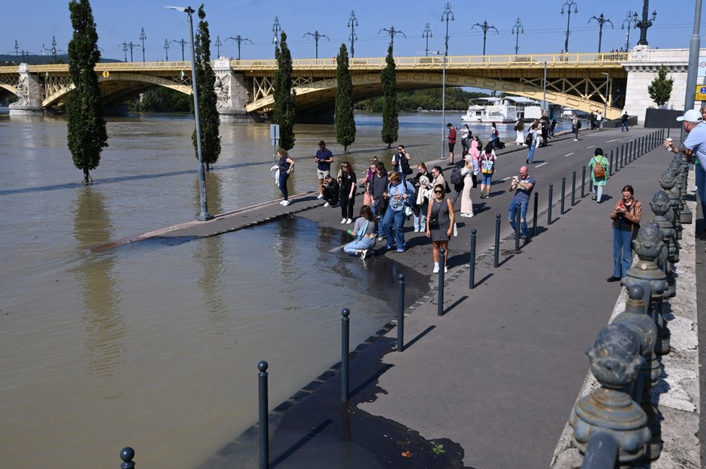 Turiștii care fotografiază inundațiile din Budapesta / Foto: Attila KISBENEDEK / AFP / Profimedia