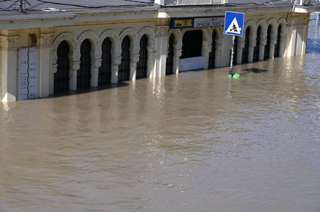 Gara inundată în Budapesta / Foto: Attila KISBENEDEK / AFP / Profimedia