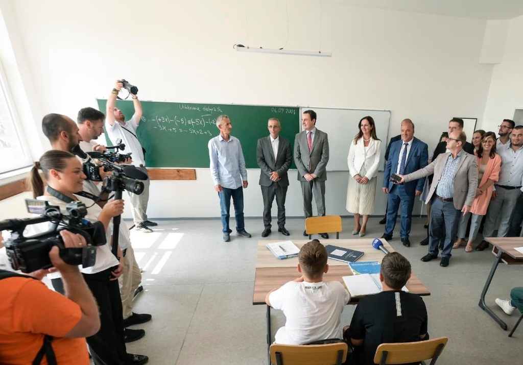 Premierul Kosovo rezolvă greșit o ecuație matematică / Foto: Albin Kurti, Facebook