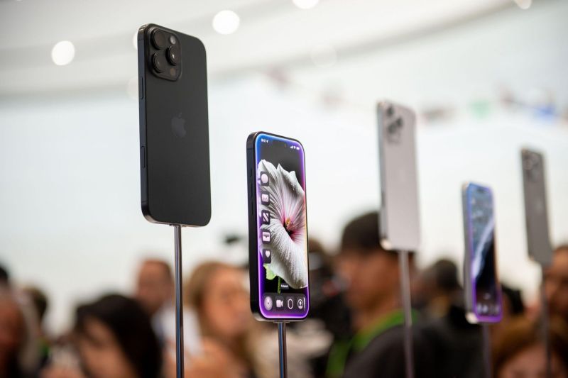 Apple este în fața unui pariu riscant cu noile sale telefoane iPhone 16. Poate fi inteligența artificială un motiv pentru a cumpăra un telefon scump?