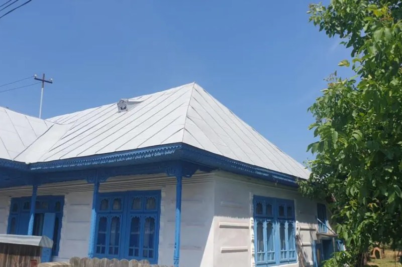 Casa respectă arhitectura specifică zonei Moldovei.