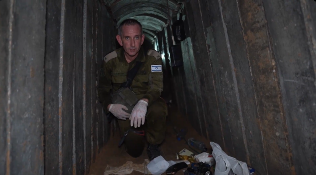Daniel Hagari, purtătorul de cuvânt al IDF, în tunelul Hamas în care spune că au fost găsiți șase ostatici morți / FOTO/ Captură video
