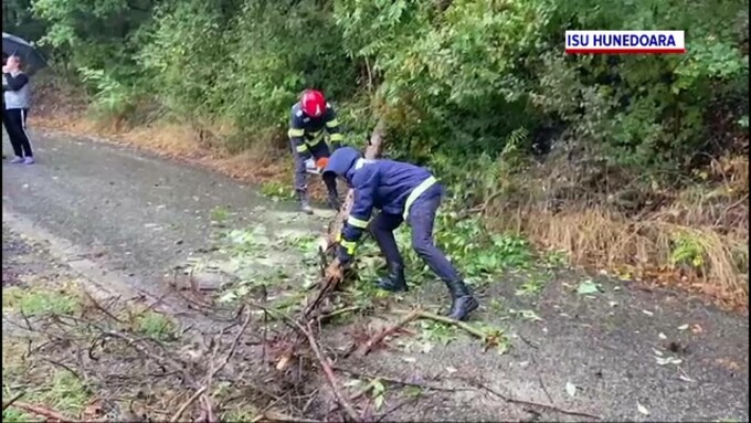 Un ciclon care traversează România de la vest la est a adus deja vânt puternic și ploi. Unele orașe au avut inundații