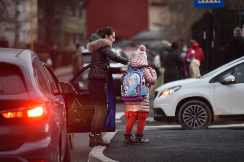 Copii si parinti se indreapta spre scoala in prima zi de redeschidere a scolilor si gradinitelor din intreaga tara. Inquam Photos / Alex Nicodim