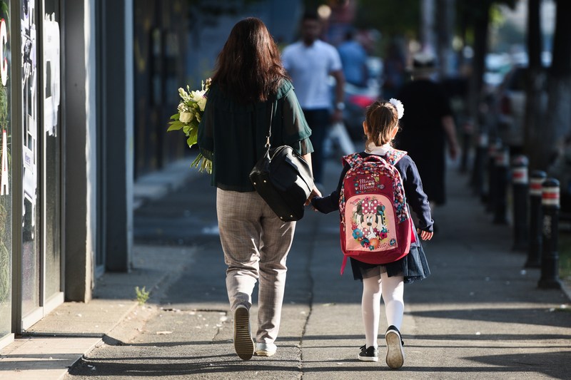 VIDEO Peste 180.000 de copii au intrat astăzi în clasa pregătitoare. A început școala pentru aproximativ 3 milioane de elevi / Iohannis și Deca, prezenți la un colegiu din București