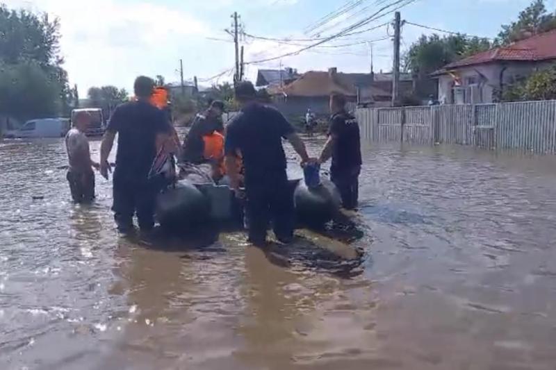 LIVE Inundații puternice în Galați. Patru persoane au murit, unii oameni așteaptă în poduri să fie salvați / Ciolacu și doi miniștri, într-o localitate devastată a treia oară de ape în ultimii ani FOTO/VIDEO