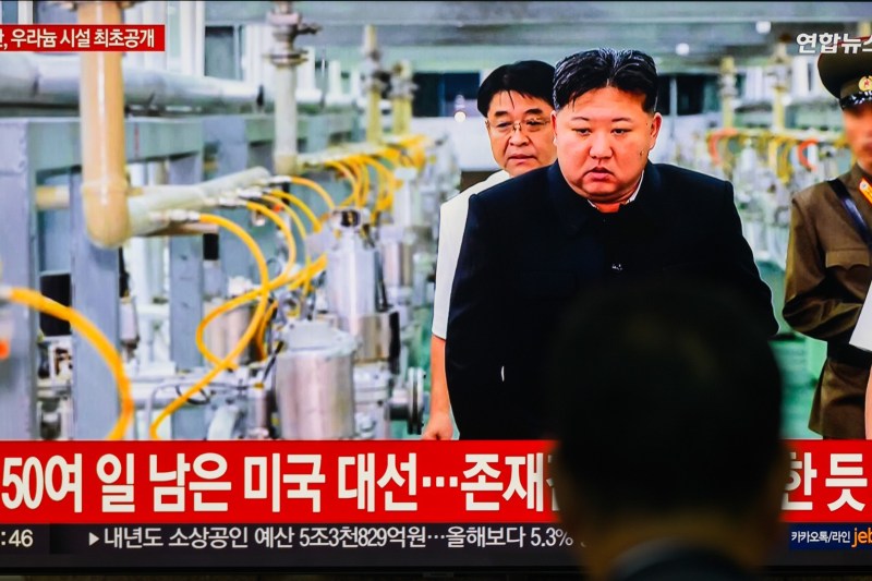 Liderul nord-coreean Kim Jong Un a inspectat Institutul de Arme Nucleare și baza de producție a materialelor nucleare pentru arme. Liderul nord-coreean Kim Jong Un a făcut apel la creșterea numărului de centrifuge pentru îmbogățirea uraniului în vederea creșterii armelor sale nucleare pentru autoapărare, a declarat mass-media de stat la 13 septembrie. Sursă foto: SOPA Images / ddp USA / Profimedia