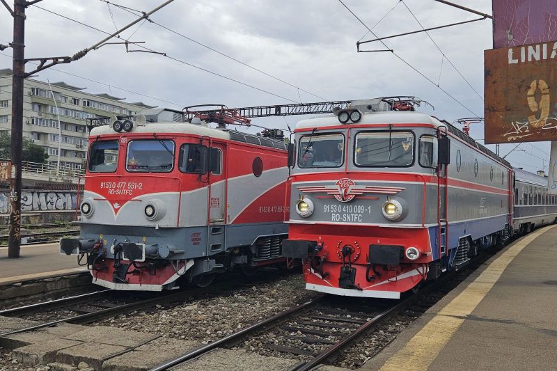 Trafic feroviar blocat în vestul țării. Armătura de fier a unui pasaj s-a prăbușit peste calea ferată