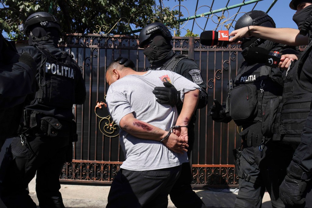 Poliția a dus la audieri mai mulți oameni implicați în scandalul de la Sf. Pantelimon / Foto: Inquam / Octav Ganea