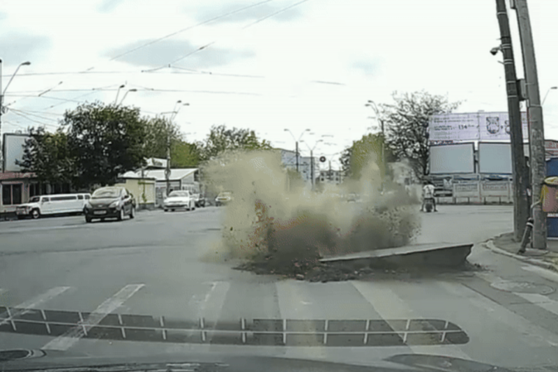 VIDEO O țeavă de gaze a explodat în mijlocul unei intersecții din Capitală. Circulaţie restricţionată în zonă / Ce spune compania de gaze