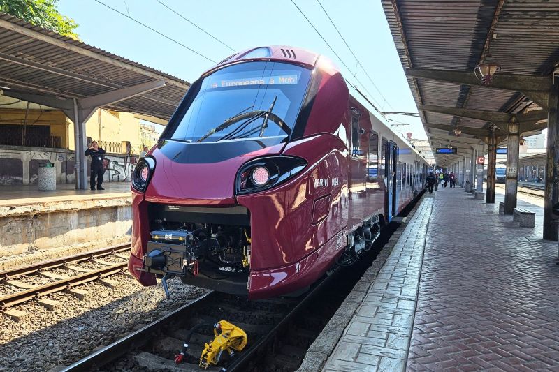 De ce ajung așa de greu trenurile noi de care România are nevoie ca de aer