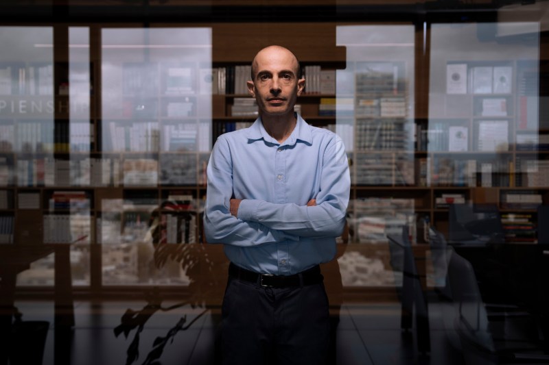 EXCLUSIV Yuval Noah Harari despre companiile care  ”fac experimente pe milioane de cobai umani” și ne cresc frica