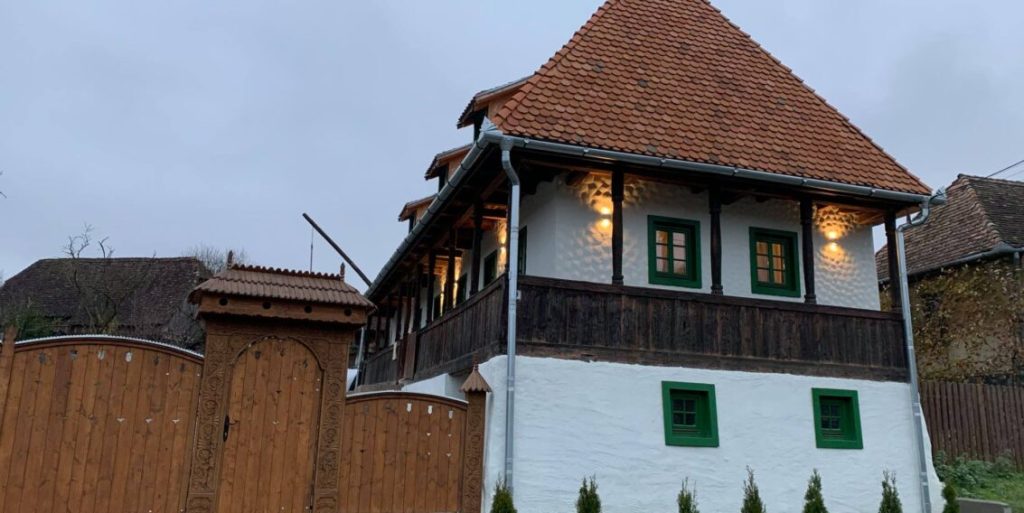 Casa se află în zona rurală a județului Mureș, are venerabila vârstă de un secol și o suprafață de 100 metri pătrați.