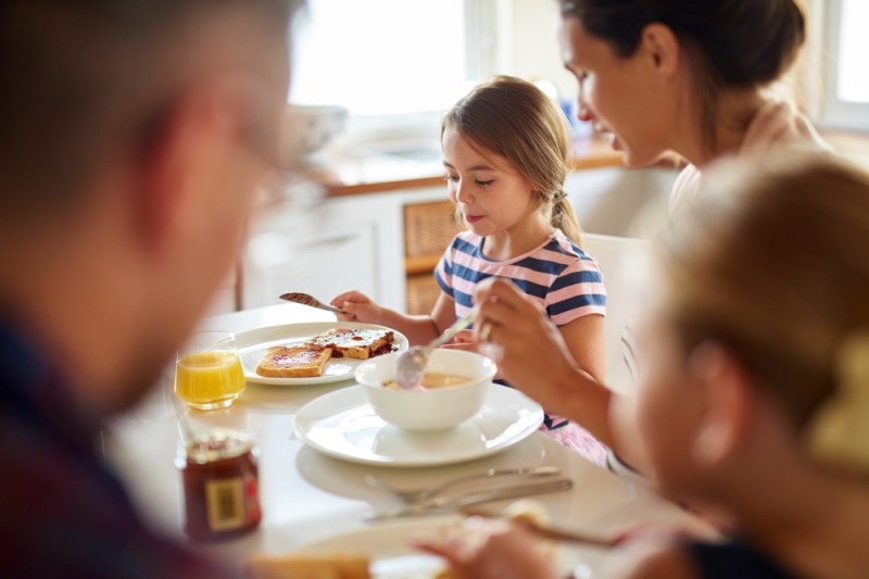 Cea mai eficientă variantă de a învăța un copil ce să facă e să îi arăți cum, nu să îi spui. FOTO: Shutterstock