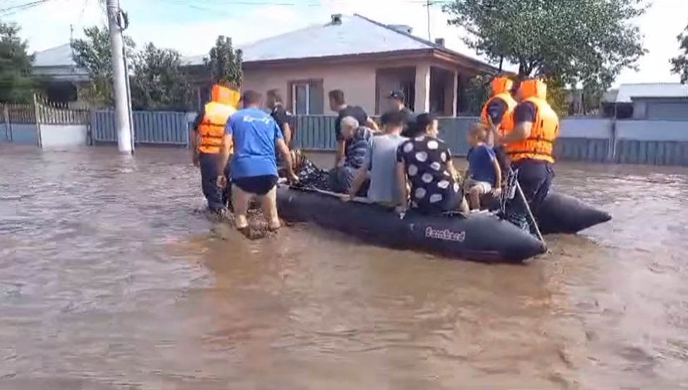 Primul ordin de evacuare, emis de autorități. „Nu rămâne nimeni în zonele de risc”. Ce localități sunt vizate