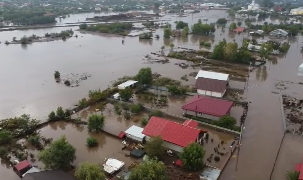 Inundatii Pechea, în urma ploilor torențiale care a provocat moartea a cel putin patru persoane în județul Galați / FOTO: Captură video ISU Galați