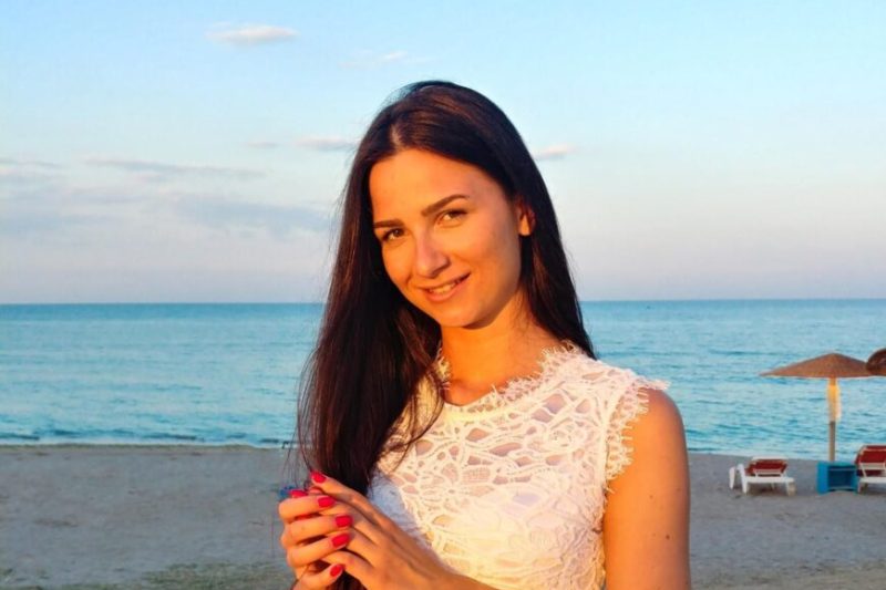 Ioana spune că părinții ei adoptivi i-au dăruit tot ceea ce își poate dori un copil: un cămin și o familie iubitoare. A fost curioasă, însă, să afle de la cine a moștenit trăsăturile fizice și anumite aspecte ce țin de felul ei de a fi. FOTO: Arhiva personală