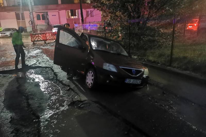 Masina blocata dupa ce o strada din Chiajna s-a surpat / Sursă foto: Facebook / Catalin Deacu