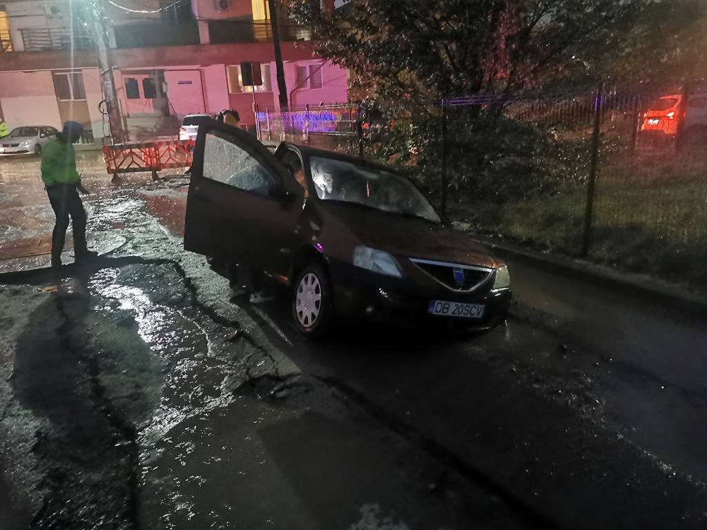 Masina blocata dupa ce o strada din Chiajna s-a surpat / Sursă foto: Facebook / Catalin Deacu