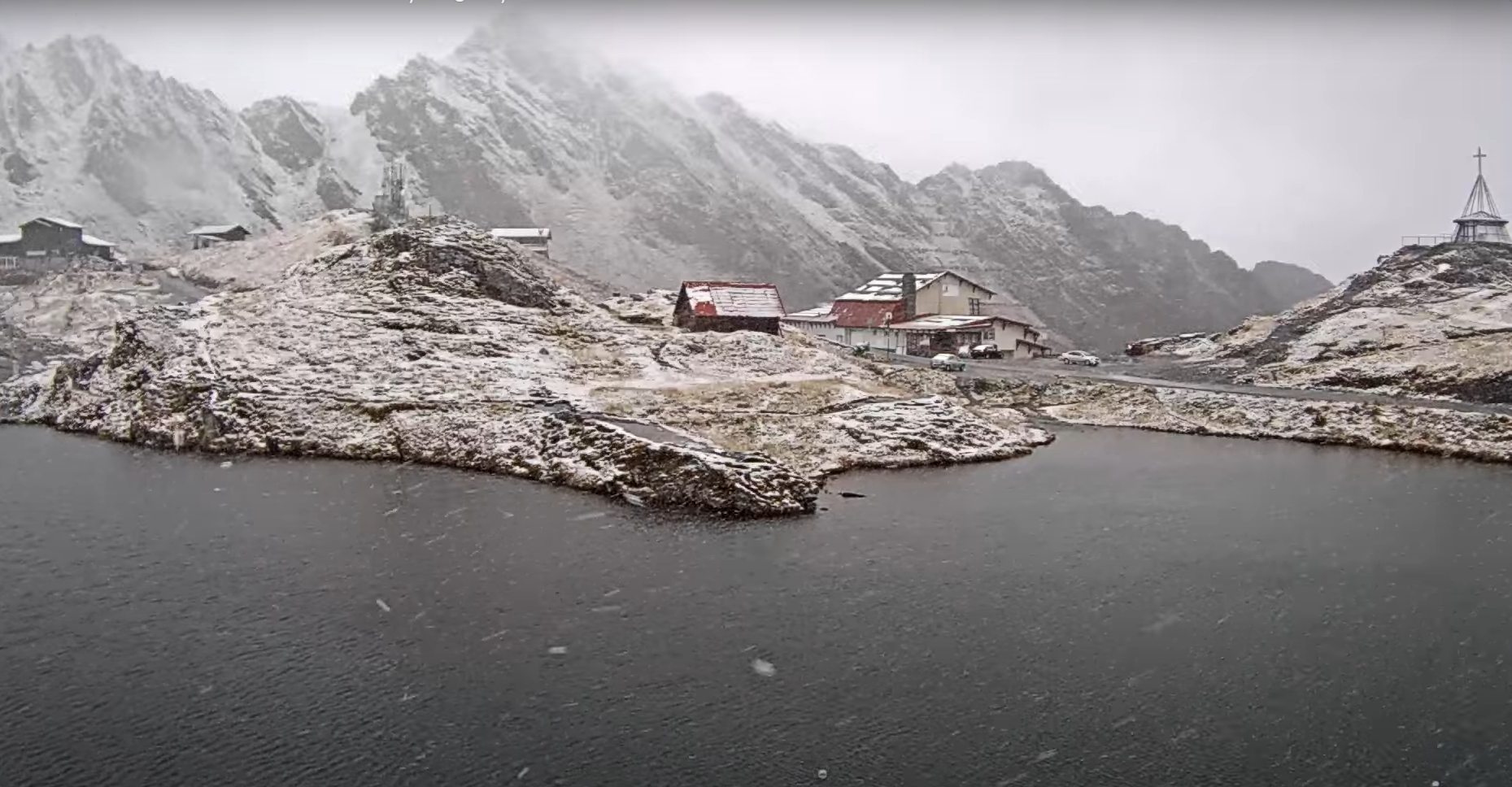 VIDEO Prima ninsoare din acest sezon la Bâlea Lac. Drumarii deja intervin pe Transfăgărășan