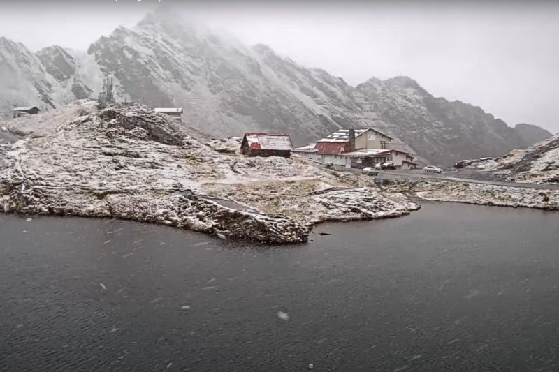 VIDEO Prima ninsoare din acest sezon la Bâlea Lac. Drumarii deja intervin pe Transfăgărășan