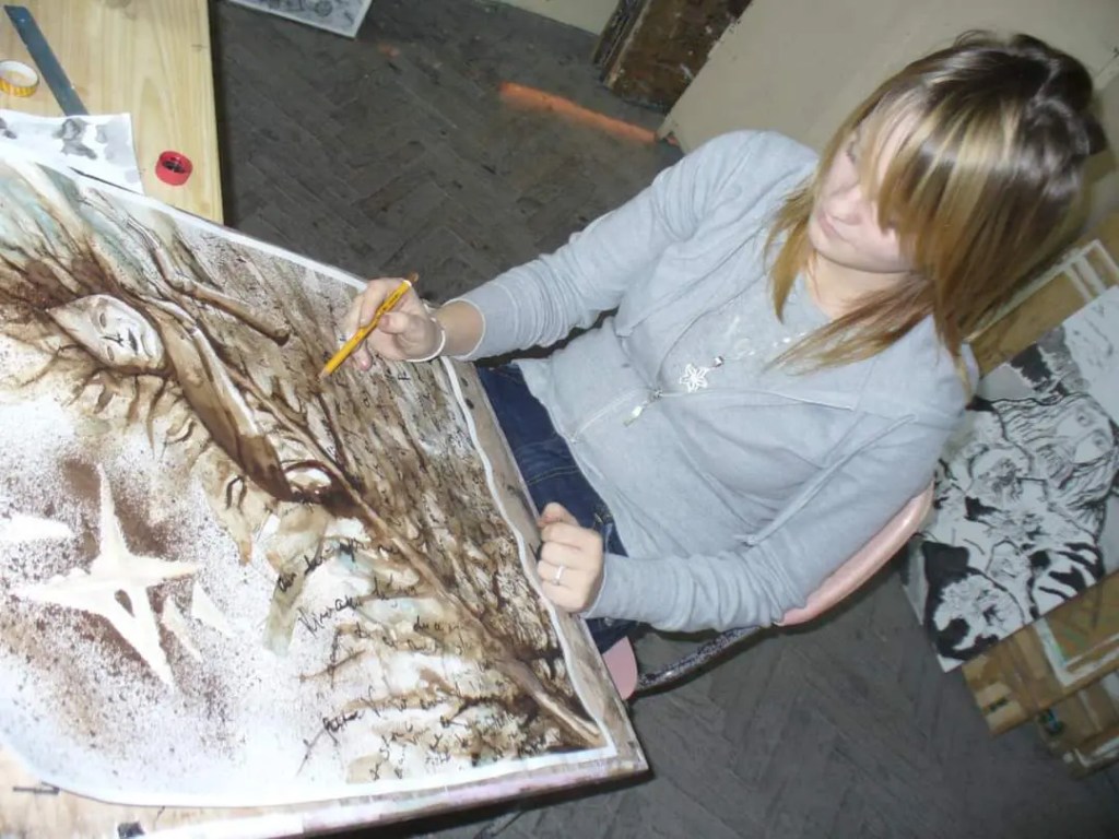 Irina a învățat să deseneze cu ajutorul mamei ei, în copilărie, înainte ca relația lor să se strice. Ulterior, Irina a desenat și a pictat pe durata liceului, ca formă de evadare din realitatea dificilă FOTO: Arhiva personală a Irinei