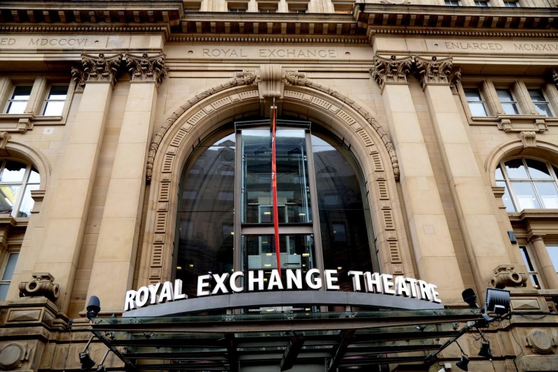 O adaptare modernă a piesei „Visul unei nopți de vară” a fost anulată de prestigiosul teatru Royal Exchange din cauza referințelor la drepturile transsexualilor și războiul din Gaza