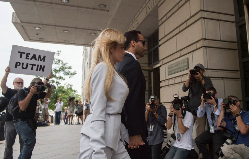 Fostul consilier pentru politică externă în campania electorală a președintelui american Donald Trump, George Papadopoulos, și soția sa, Simona Mangiante Papadopoulos, la tribunalul SUA în 2018, când a fost condamnat pentru că a mințit FBI / FOTO: ANDREW CABALLERO-REYNOLDS / AFP / Profimedia