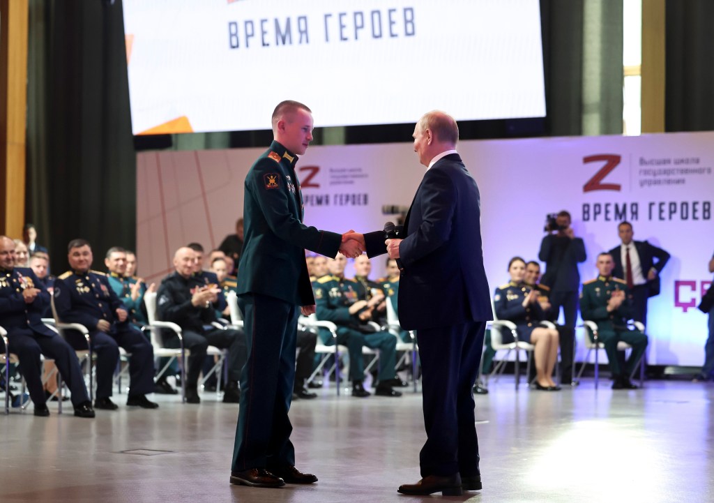 Președintele rus Vladimir Putin îl felicită pe Stepan Belov, distins cu titlul de Erou al Rusiei, cu ocazia zilei de naștere, în cadrul unei întâlniri cu stagiarii din cadrul programului „Time of Heroes”, care va ajuta teoretic pe veteranii operațiunii militare speciale să devină să lucreze ca angajați guvernamentali / FOTO: Alexander Kazakov / AP / Profimedia