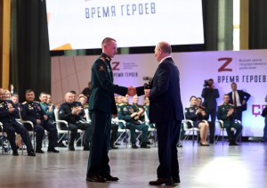 Președintele rus Vladimir Putin îl felicită pe Stepan Belov, distins cu titlul de Erou al Rusiei, cu ocazia zilei de naștere, în cadrul unei întâlniri cu stagiarii din cadrul programului „Time of Heroes”, care va ajuta teoretic pe veteranii operațiunii militare speciale să devină să lucreze ca angajați guvernamentali / FOTO: Alexander Kazakov / AP / Profimedia