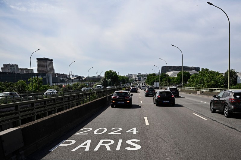 O nouă măsură împotriva mașinilor în Paris: Primărița Anne Hidalgo impune limită de viteză de 50 de km/h pe cea mai importantă arteră a orașului