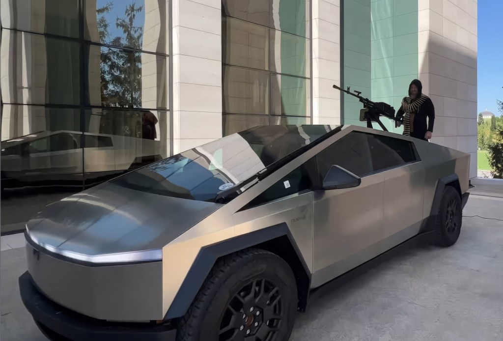 Ramzan Kadîrov și mașina Tesla Cybertruck pe care susține că a primit-o cadou de la Elon Musk. Acum, liderul cecen îl acuză pe CEO-ul Tesla că a dezactivat autovehiculul electric / FOTO: Handout/Kadyrov 95 / Zuma Press / Profimedia