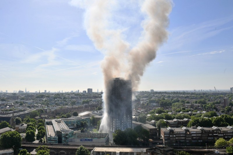 Incendiul din Turnul Grenfell din Londra, unde au murit 72 de oameni, rezultatul unor „decenii de eşecuri”. Concluziile anchetelor în cazul celui mai puternic incendiu rezidenţial din Marea Britanie după al Doilea Război Mondial