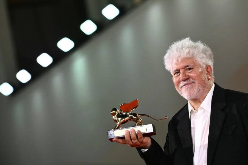 Pedro Almodovar câștigă, cu primul său film în limba engleză, Leul de Aur la Festivalul de la Veneţia / Leul de Argint – o surpriză / Lista completă a câştigătorilor