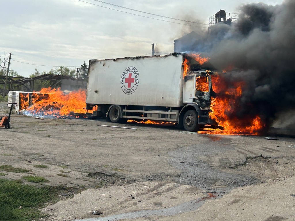 Camion umanitar Crucea Roșie, lovit de bombardamente în Donețk / Foto: Credit: HANDOUT / AFP / Profimedia