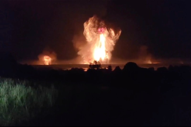 Rusia spune că Ucraina a atacat-o azi-noapte cu peste 100 de drone / Un guvernator admite că „un incendiu s-a extins la obiecte explozive” – VIDEO